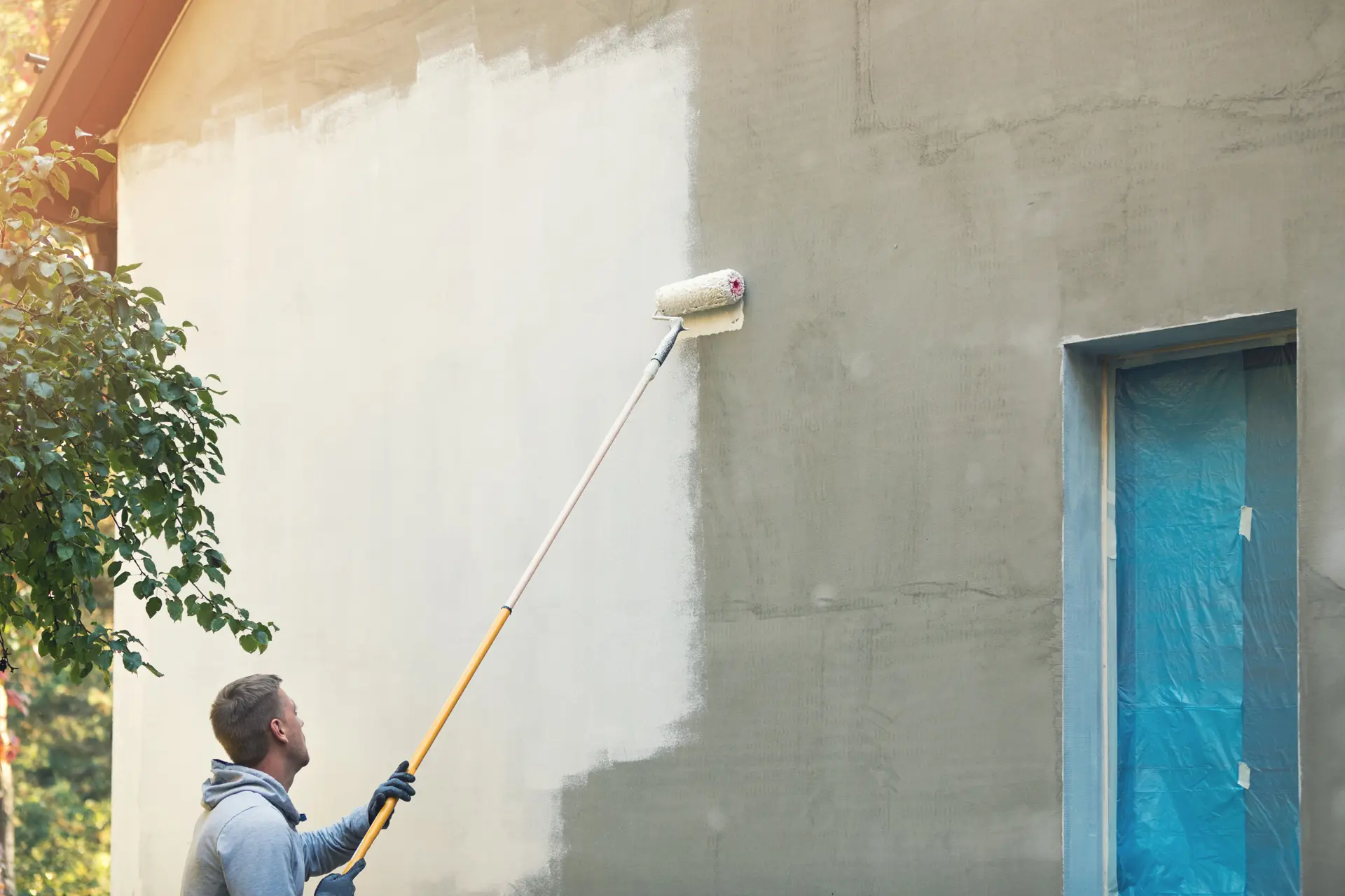 Pintor trabajando en una fachada en Navarra